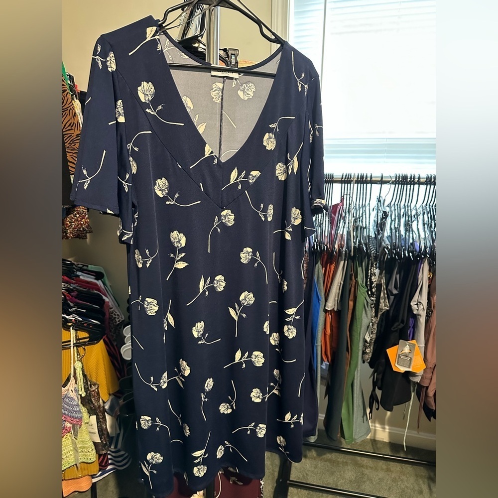 Gilli Navy and White Floral Top